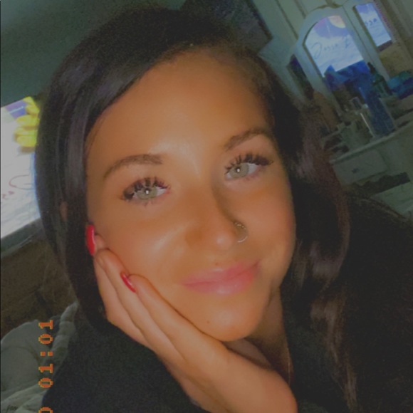 Meet your Posher, Halle - Picture 1 of 1